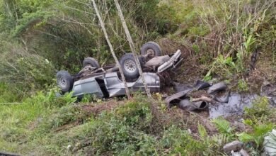 Carro capota em rodovia no litoral de SP e fica destruído