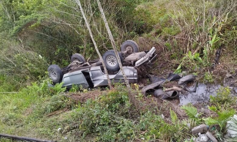 Carro capota em rodovia no litoral de SP e fica destruído