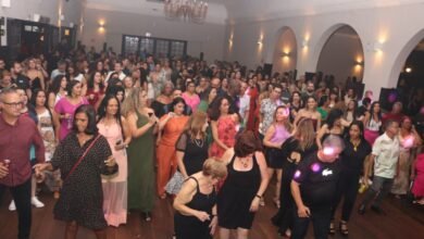 Servidores de Santos comemoram data especial com muita dança e diversão