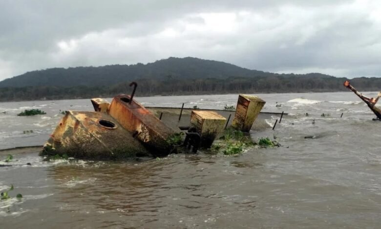 Embarcação encalhada em Ilha Comprida é engolida pela areia e chama atenção dos turistas