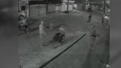 VÍDEO - Criminosos invadem prédio em Santos e roubam capacetes e bicicletas