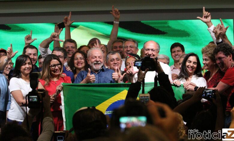 Lula enaltece a democracia e diz que vai combater a miséria