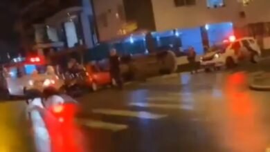 VÍDEO - Carro capota em Praia Grande após motorista não obedecer sinal