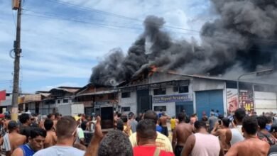 VÍDEO: Galpão do Ceasa do Rio de Janeiro pega fogo e lojas são saqueadas