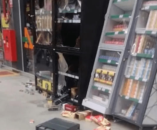 VÍDEO - Bando de mais de 40 homens comete roubo e vandalismo em atacado de São Vicente