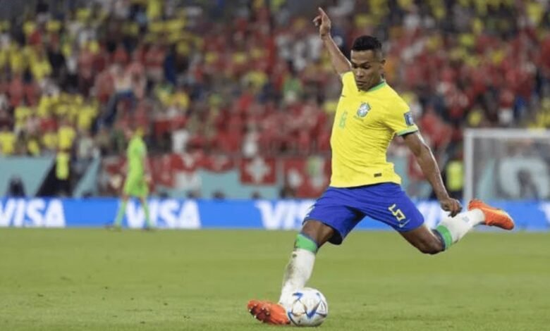 Alex Sandro sofre lesão e está fora do duelo da Seleção contra Camarões