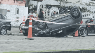 Carro capota em Caraguatatuba e motorista fica gravemente ferido