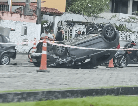 Carro capota em Caraguatatuba e motorista fica gravemente ferido