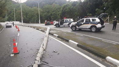 Carro perde o controle e derruba poste no Guarujá