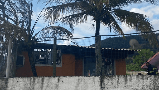 Pousada de Ubatuba sofre com grande incêndio