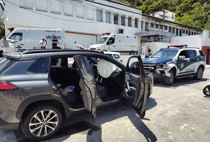 Guarda municipal fica ferido após bater em carro roubado no Guarujá