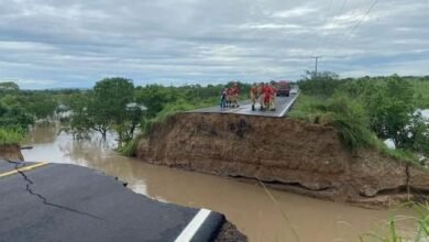 Carros são "engolidos" por cratera em rodovia de Sergipe e provoca uma morte