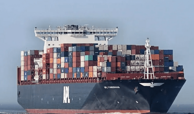 Porto de Santos volta a receber navio mercante gigante e travessia de balsas será interrompida
