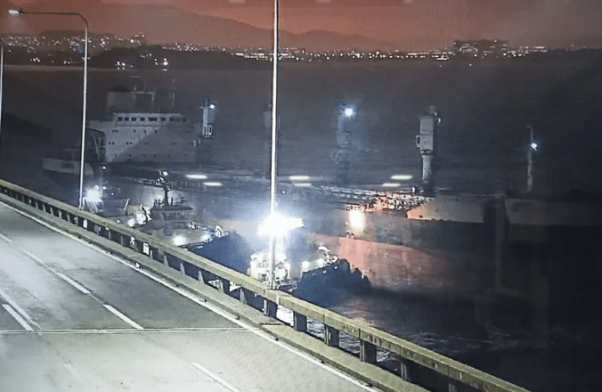VÍDEO - Navio bate na Ponte Rio-Niterói e gera transtornos