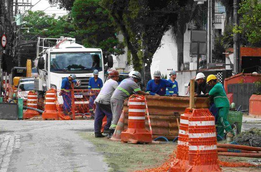 Rua de Santos tem nova interdição para reparos da Sabesp