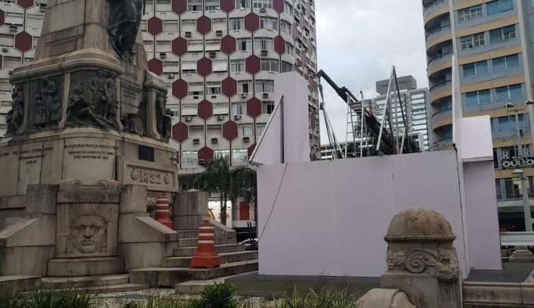 Começa a construção da Casinha de Papai Noel em Santos