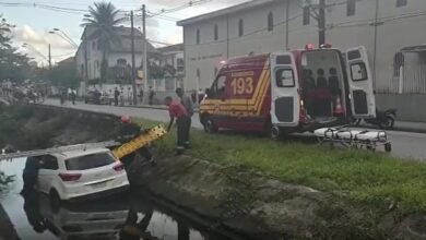 Motorista cai com carro dentro de canal em São Vicente, SP