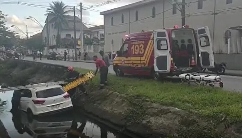 Motorista cai com carro dentro de canal em São Vicente, SP