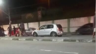 VÍDEO - Dupla foge da polícia e sofre acidente de moto em São Vicente