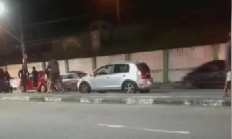 VÍDEO - Dupla foge da polícia e sofre acidente de moto em São Vicente