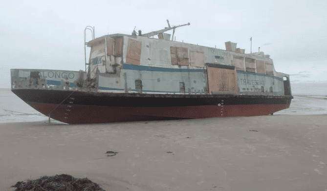 Antiga lancha da travessia de Ilha Comprida naufragada vira "atração turística"