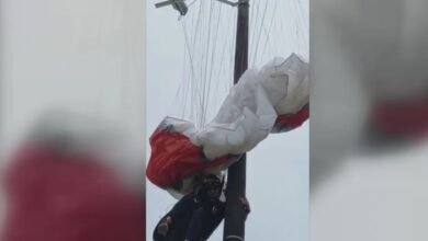 VÍDEO - Piloto de paraglider fica pendurado em poste em São Vicente