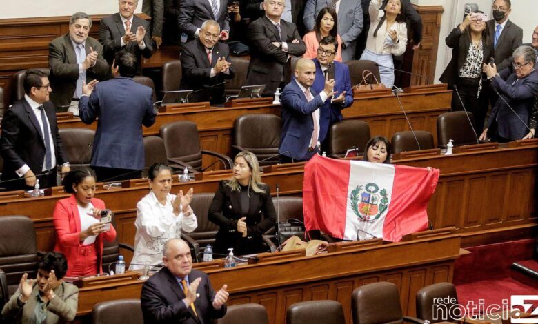 Parlamentares aprovam destituição do presidente peruano