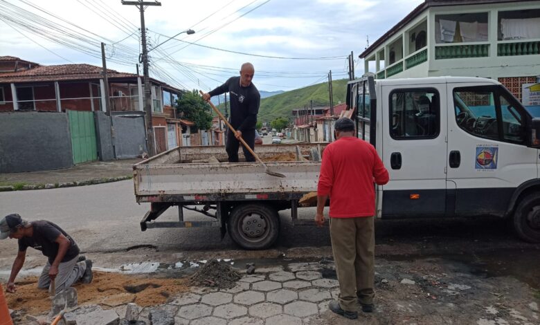 Limpeza e manutenção em galerias de águas pluviais e bueiros são realizadas no bairro Topolândia e região