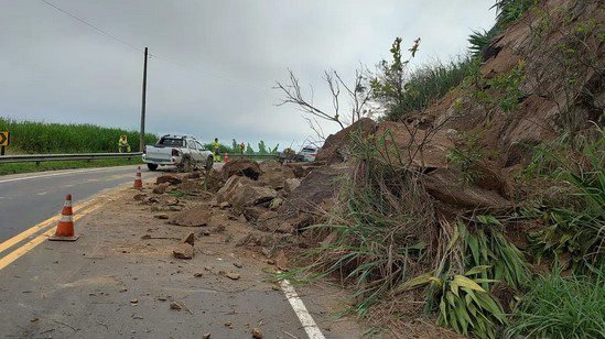 Rio-Santos tem deslizamento de terra e provoca interdição parcial