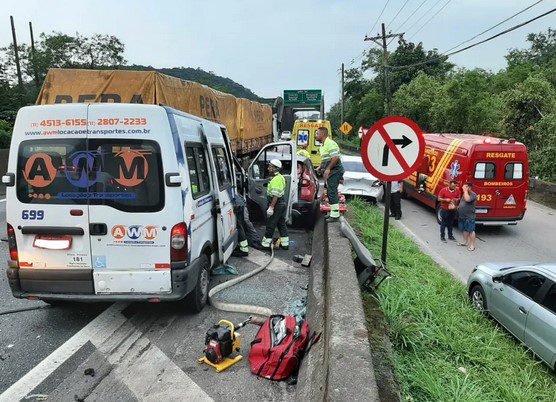 Quatro veículos provocam engavetamento na Anchieta e deixam 17 pessoas feridas