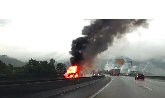 Caminhão pega fogo em rodovia de Cubatão