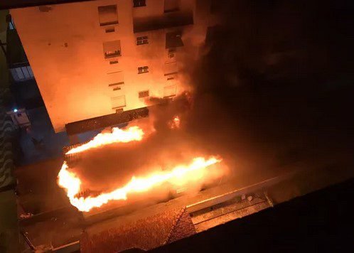 Chalé sofre incêndio de grandes proporções e assusta vizinhança em Santos