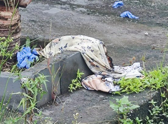 Corpo de idosa é encontrado enrolado em lençol numa calçada