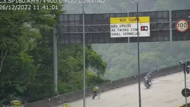 Motociclista desafia policiais ao empinar moto na descida da Imigrantes