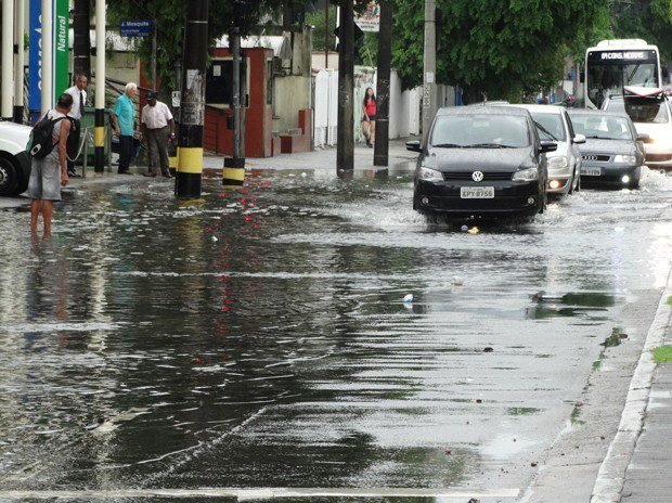 Defesa Civil emitiu alerta de chuva forte em cidades da Baixada Santista nesta segunda-feira (4)