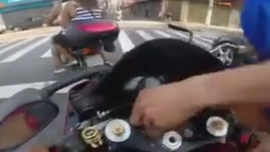 Motociclistas filmam bandido pegando chave de moto parada em avenida de São Vicente