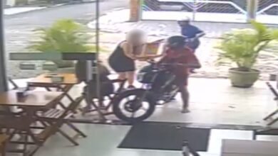 VÍDEO - Bandido é agredido com cadeirada e "voadora" ao roubar clientes de sorveteria
