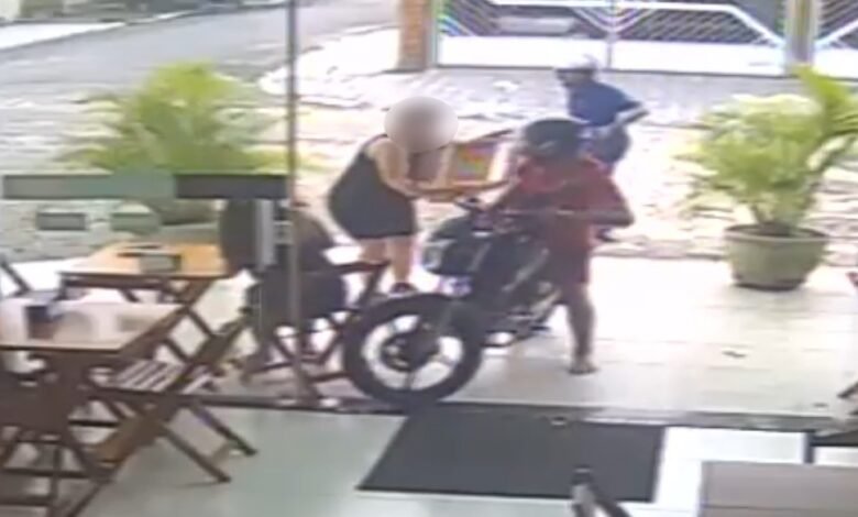 VÍDEO - Bandido é agredido com cadeirada e "voadora" ao roubar clientes de sorveteria