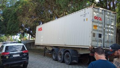 Polícia Civil recupera carreta e container roubados no Guarujá