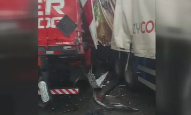 VÍDEO - Colisão entre quatro carretas e um caminhão deixa três feridos na Régis Bittencourt