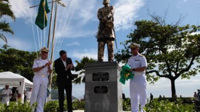 Estátua do patrono da Marinha é inaugurada na orla de Santos