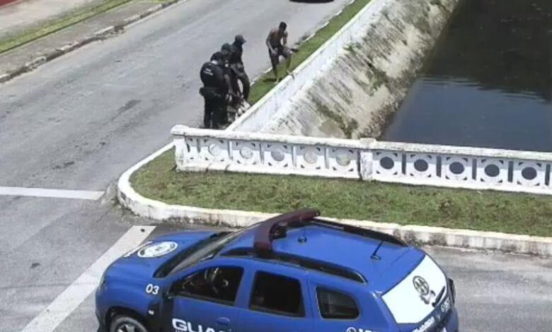 Homens são multados por pescar em canal de Santos