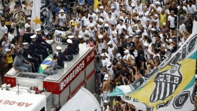Corpo de Pelé sai em cortejo por ruas de Santos e emociona moradores