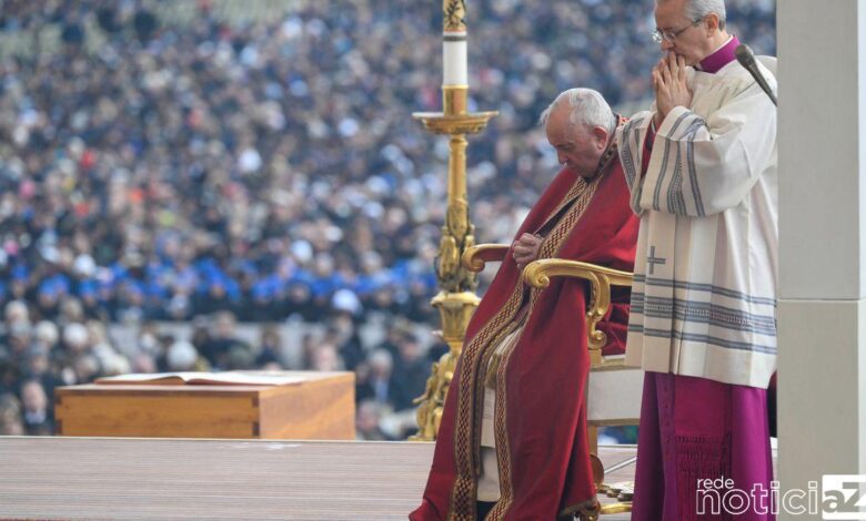 Bento XVI é enterrado no Vaticano após funeral conduzido por Papa Francisco