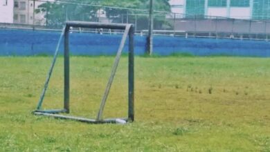 Menino de 6 anos morre após trave de futebol cair sobre o peito dele em São Vicente, SP