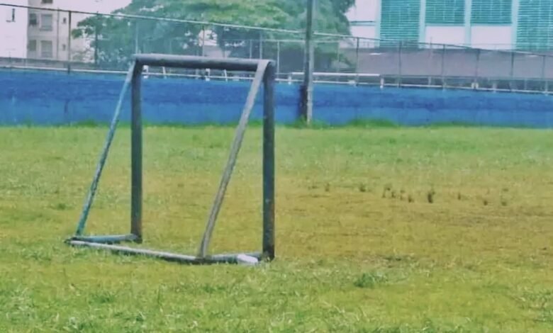 Menino de 6 anos morre após trave de futebol cair sobre o peito dele em São Vicente, SP