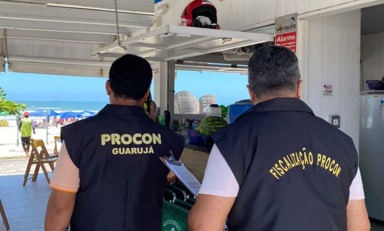 Procon de Guarujá entrega 40 códigos do consumidor a quiosqueiros da Enseada