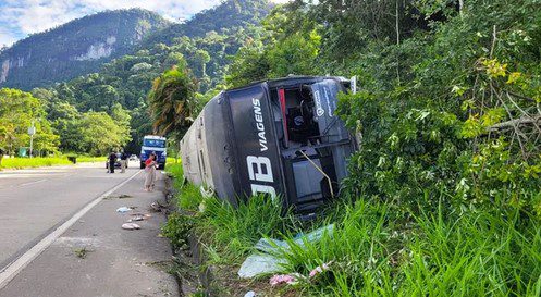 Ônibus tomba e deixa 26 feridos no Rio de Janeiro