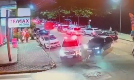 Carro faz conversão errada e bate em viatura da polícia em Ubatuba