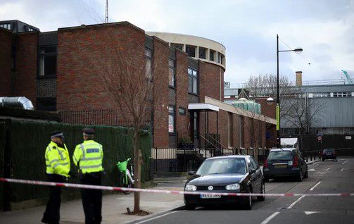 Seis pessoas ficam feridas durante ataque a tiros dentro de igreja em Londres